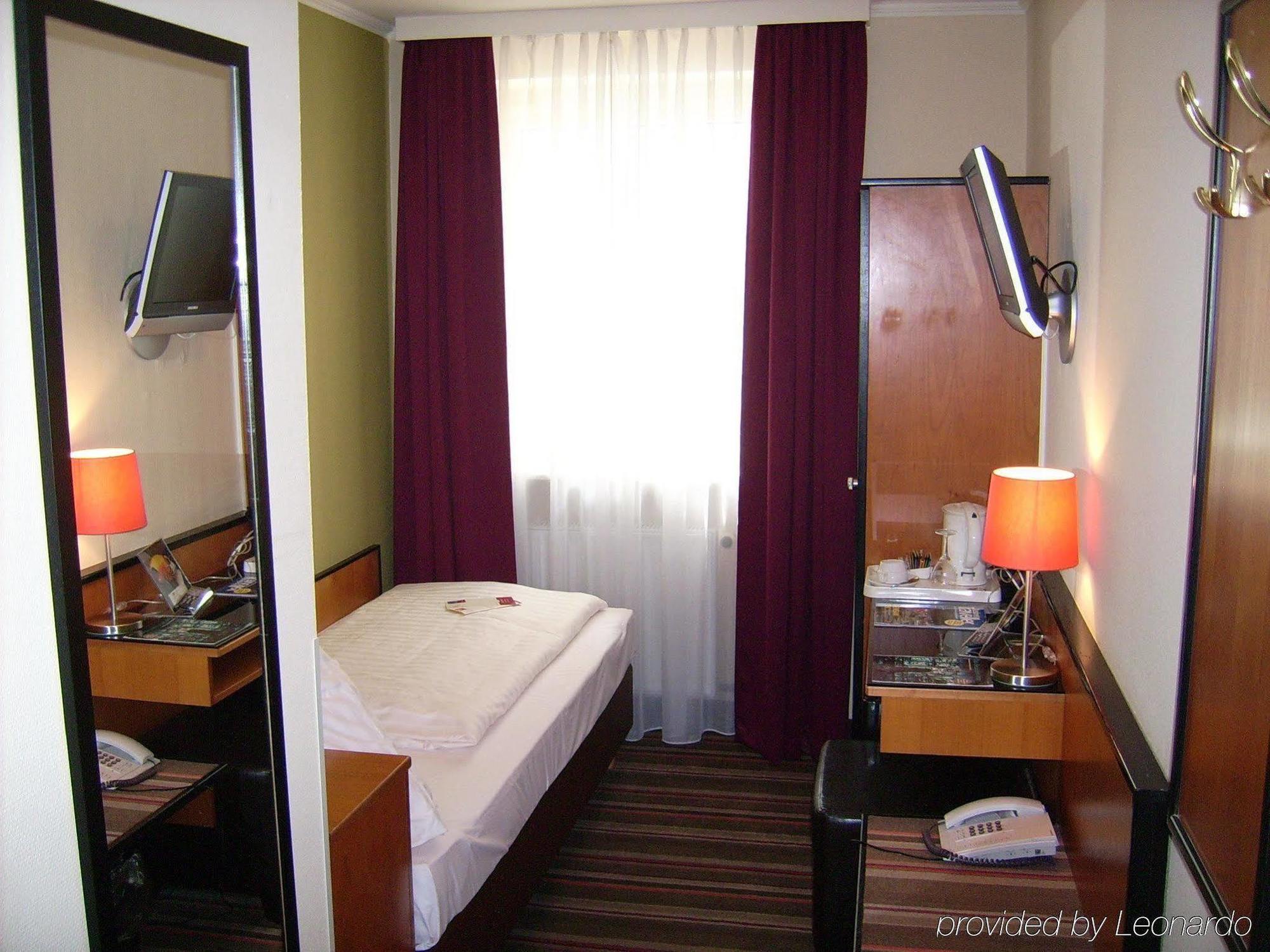 Leonardo Frankfurt Center 3*